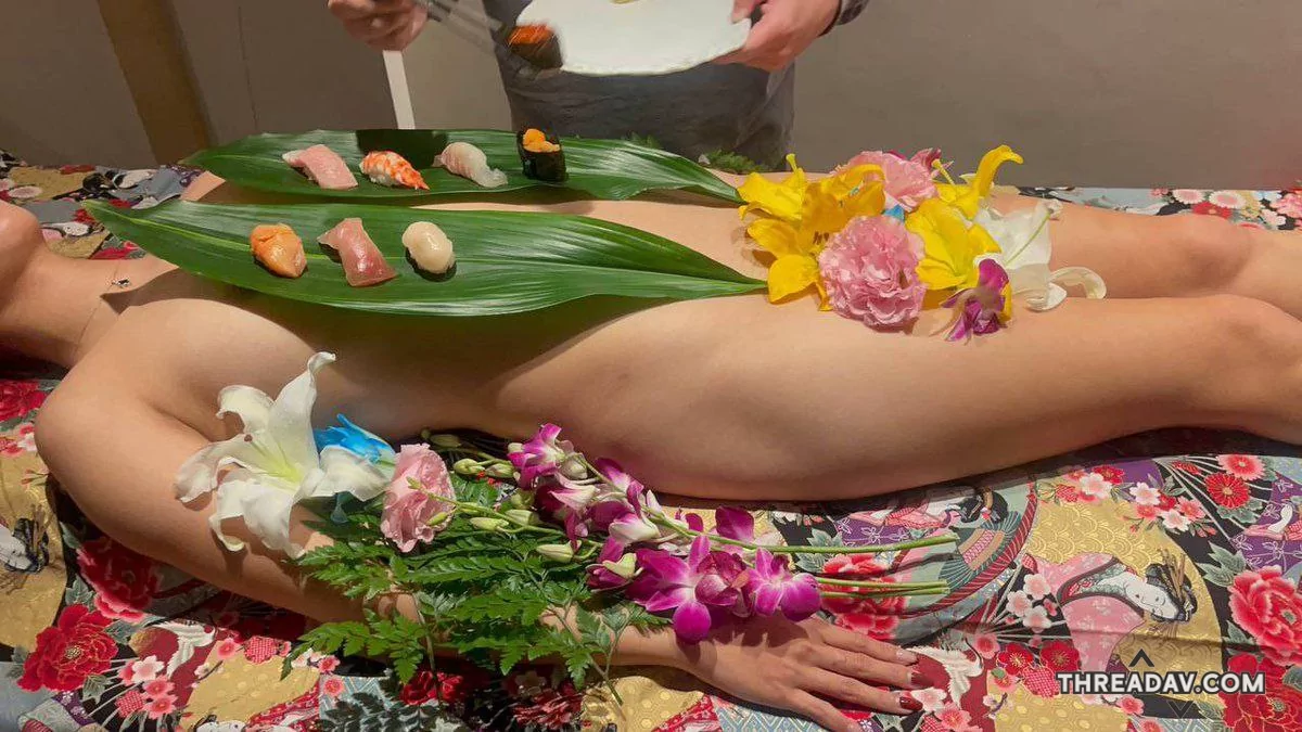 為藝術美食奉獻的全裸幼女