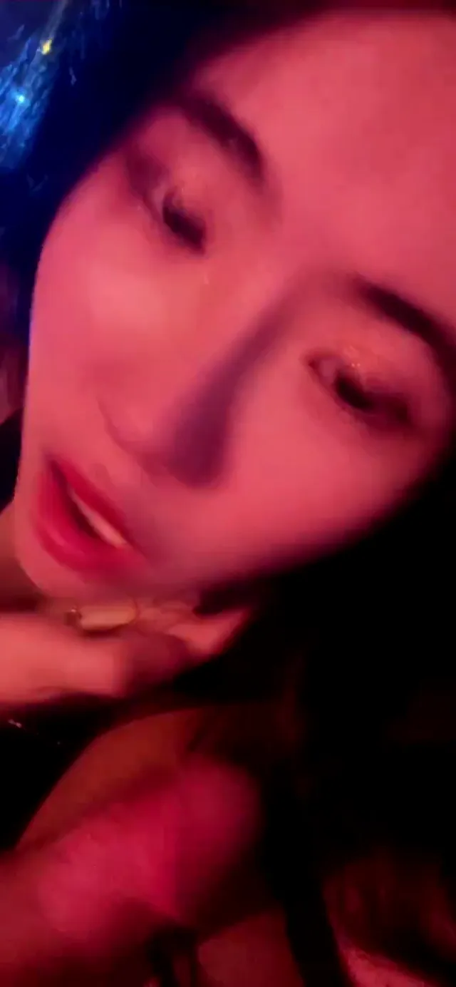 極品高顏值酒醉女強迫掏出雞巴飢渴吸舔口交