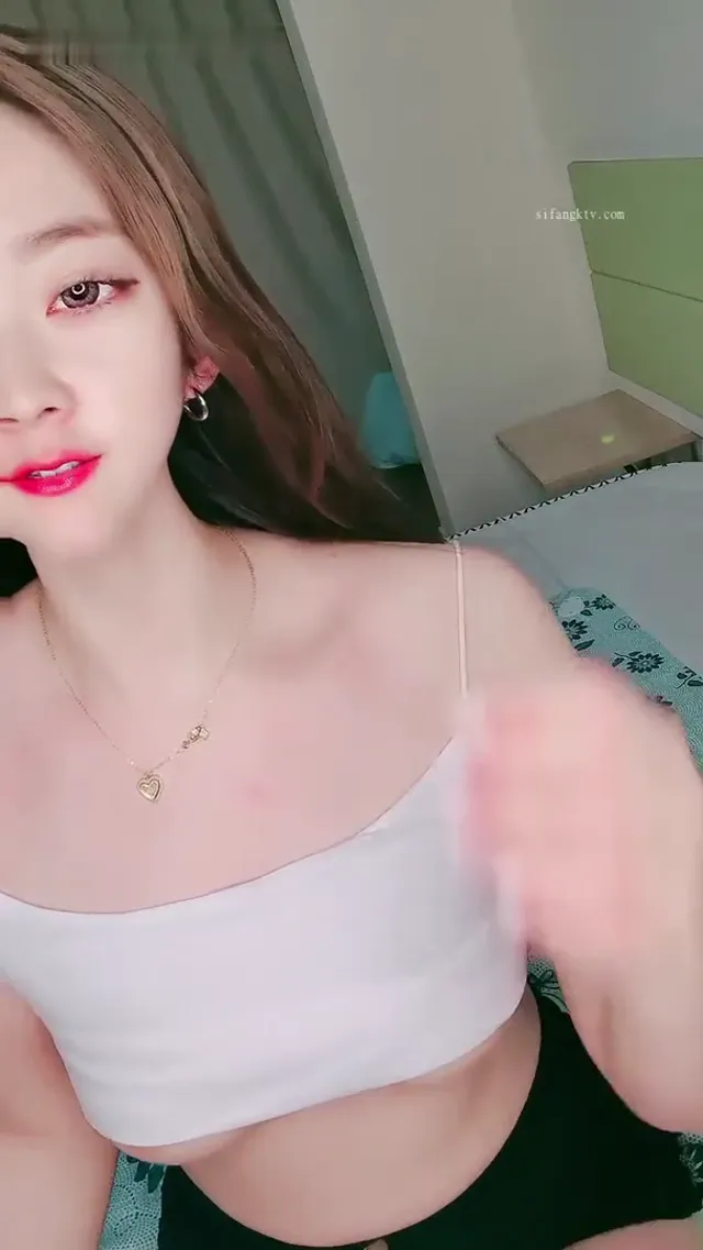 意想不到的甜美女博主直播反差的一面，自摸揉奶子扣逼騷穴