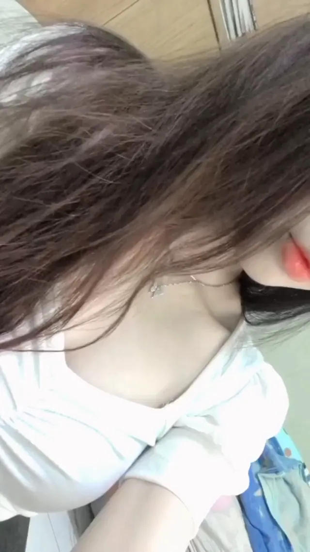 IG短髮正妹撫弄騷穴自拍外流 - 自拍視角實錄影片