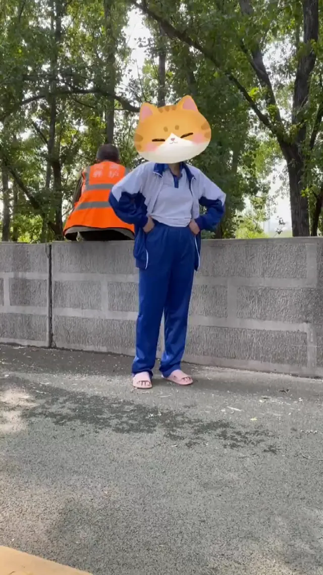 學生母狗真是騷，放學後邊走回家邊脫褲露出幼嫩屁臀