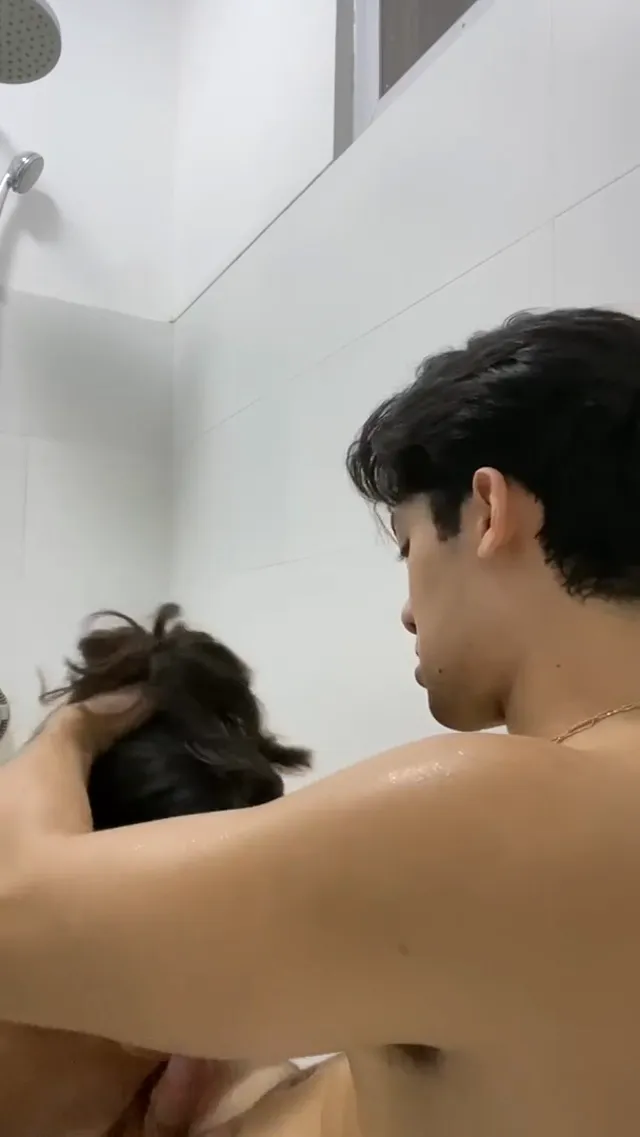 廁所偷拍打炮畫面流出，男的身材夠猛女的夠騷逼，還會自己抖