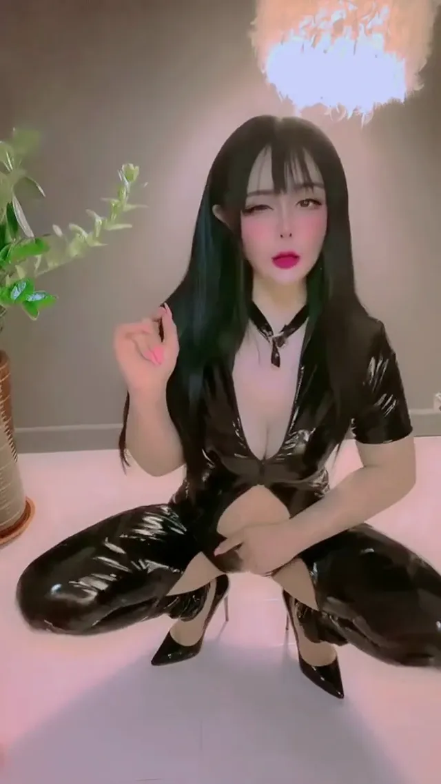 大奶知名色播主綜合視頻，各種裝扮媚惑真是妖豔，極白長腿加上這對巨乳感覺是個騷貨母狗