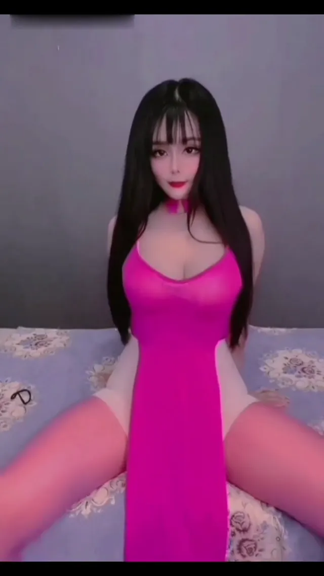 大奶知名色播主綜合視頻，各種裝扮媚惑真是妖豔，極白長腿加上這對巨乳感覺是個騷貨母狗