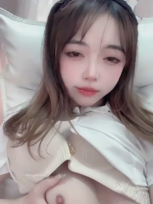 高顏值美乳小網紅私下自拍視頻流出，自摸奶子叫聲真是太好聽，喊著老公親親真是騷貨一個
