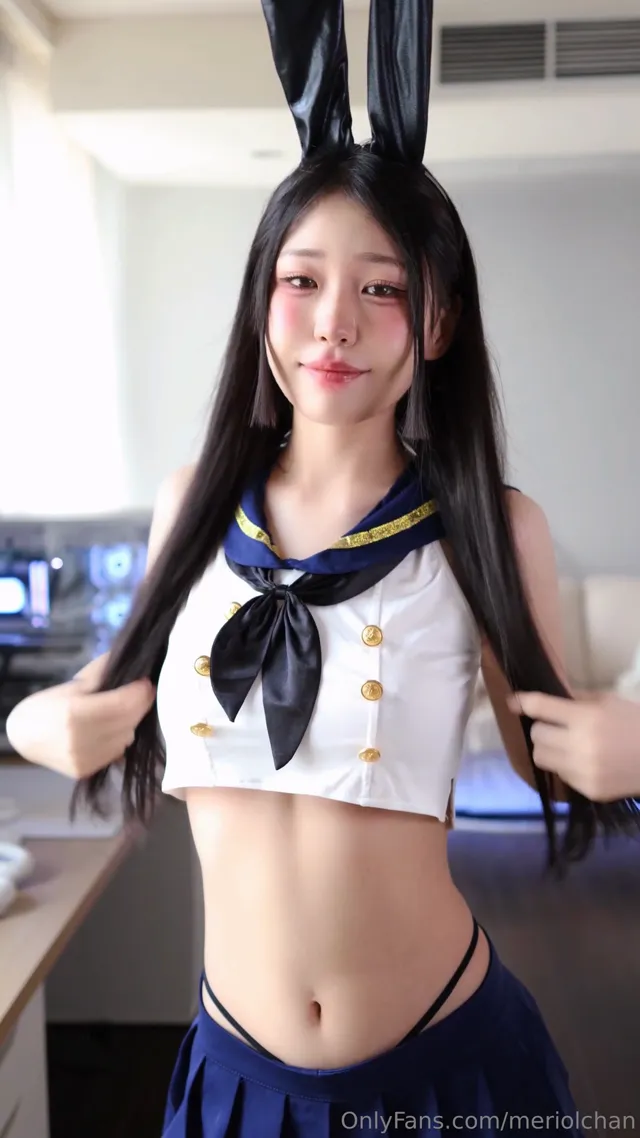 可愛兔女郎搔首弄姿，裸露奶子性感騷樣