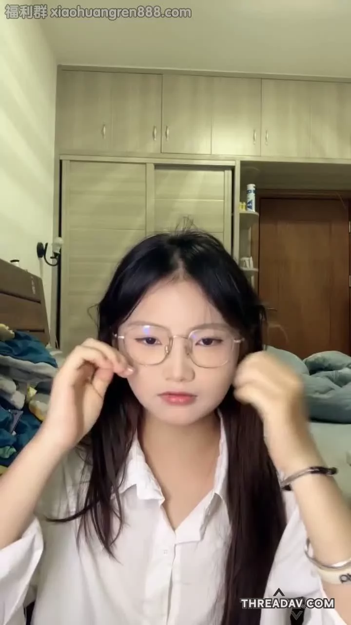 在校女大学生眼镜妹反差在家自慰自拍視頻流出，邊抽插邊嬌嫩的表情真可愛