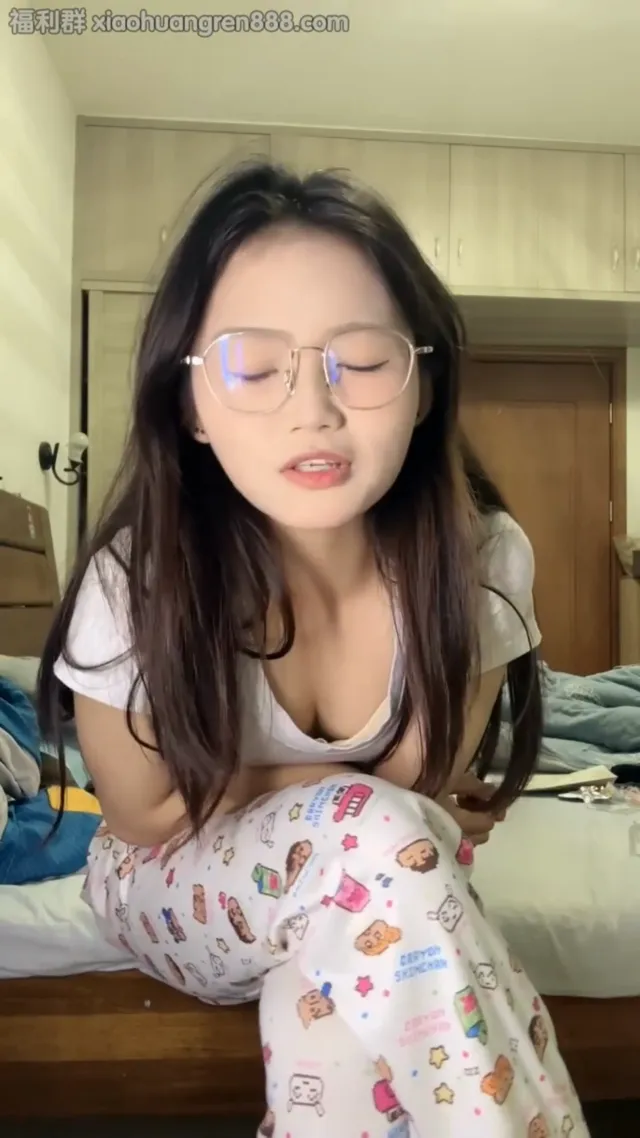 在校女大学生眼镜妹反差在家自慰自拍視頻流出，邊抽插邊嬌嫩的表情真可愛 - 自拍視角實錄影片