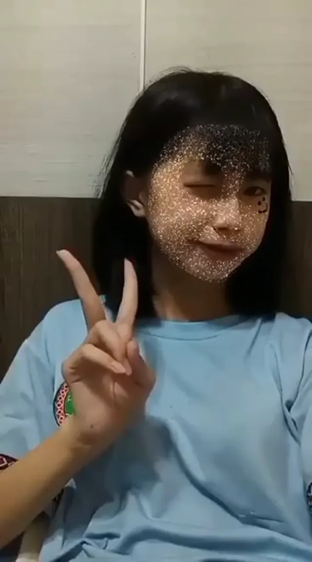 IG私密流出胸型不錯的妹子白虎穴自慰 插到白漿都出來了 