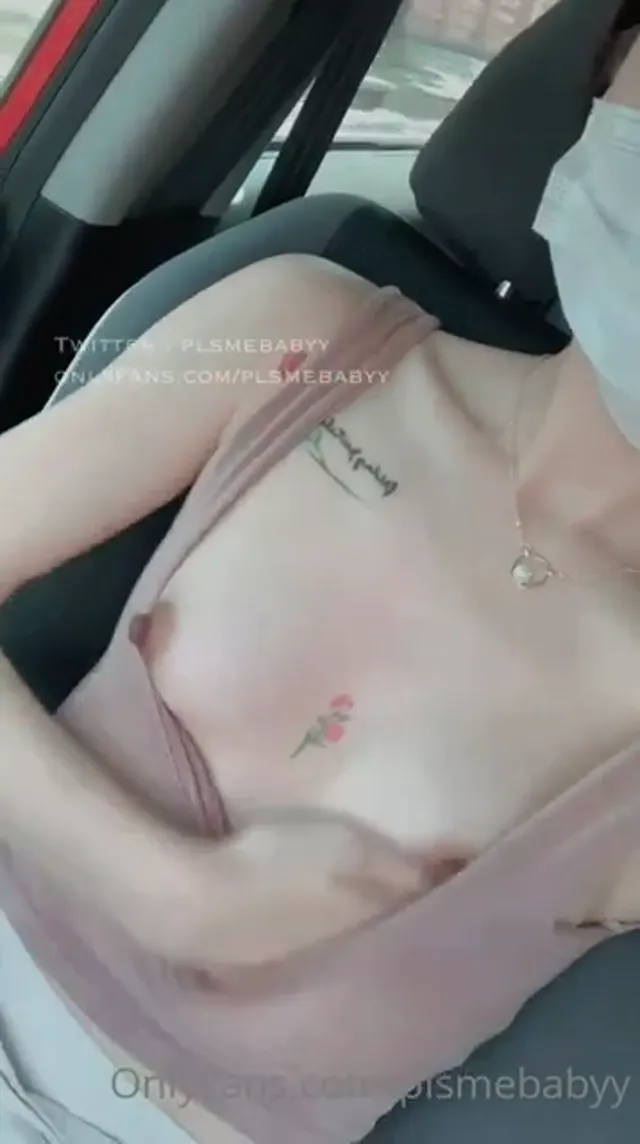 女友淫蕩的樣子真是騷，看著她舔陽具舌頭靈活真是舒服
