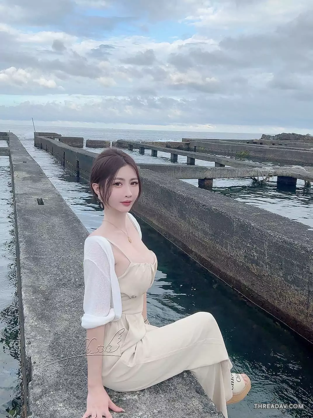 艾薇 IVY 性感 自拍 , 露出超深事業線