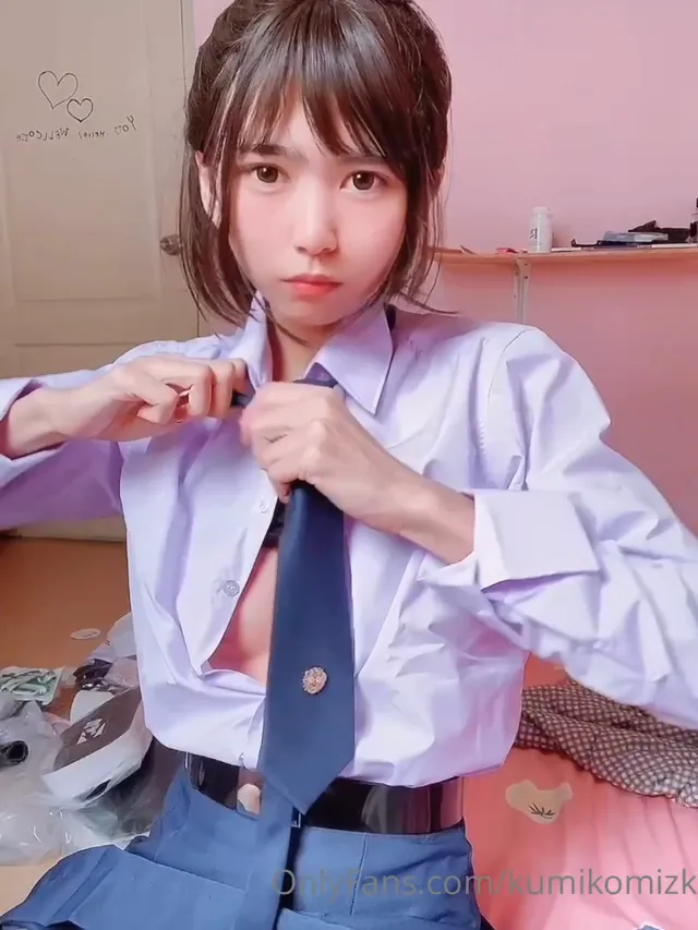 小臉極品少蘿在母狗淫蕩騷樣之下真反差，黑絲奶子邊舔陽具邊塞玩具