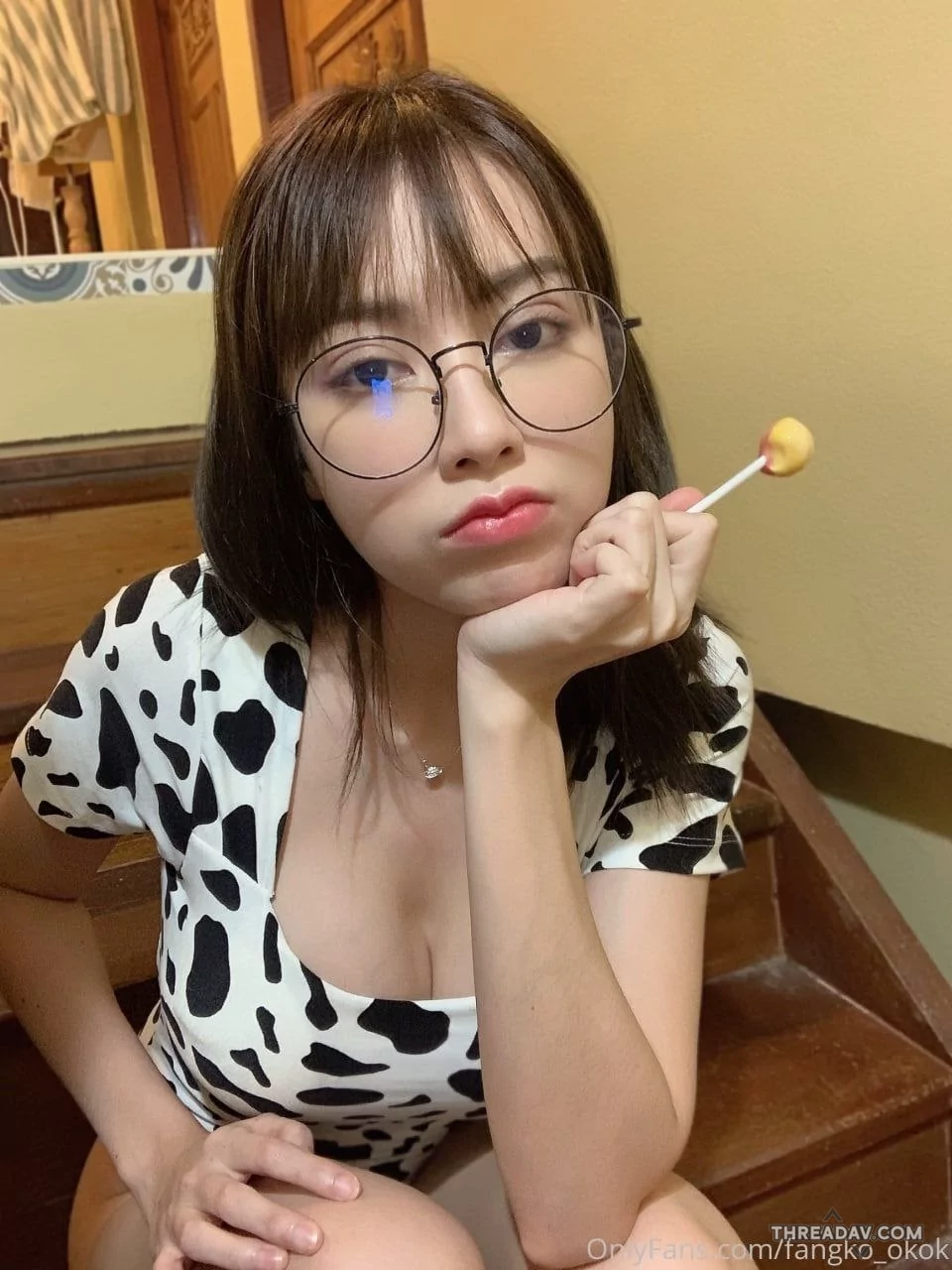 進擊牛乳裝眼鏡反差女母狗騷貨樣鏡頭前自拍勾引誘惑