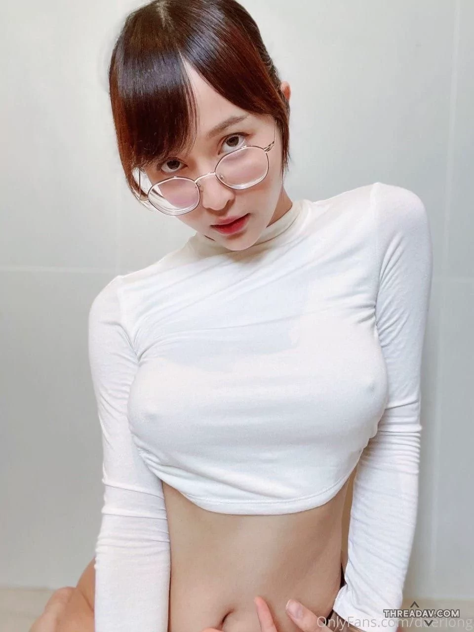 母狗眼鏡女淫蕩露出半邊球，被操模樣真騷