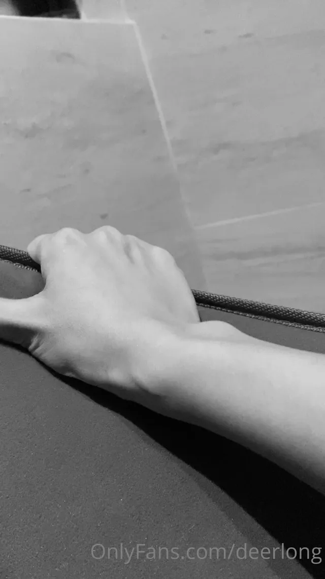 母狗眼鏡女淫蕩露出半邊球，被操模樣真騷
