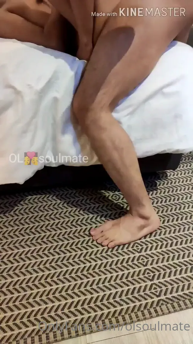 女友怎麼能只有男友操呢，這母狗在家悶著想多P群交，只好找來兄弟幹她