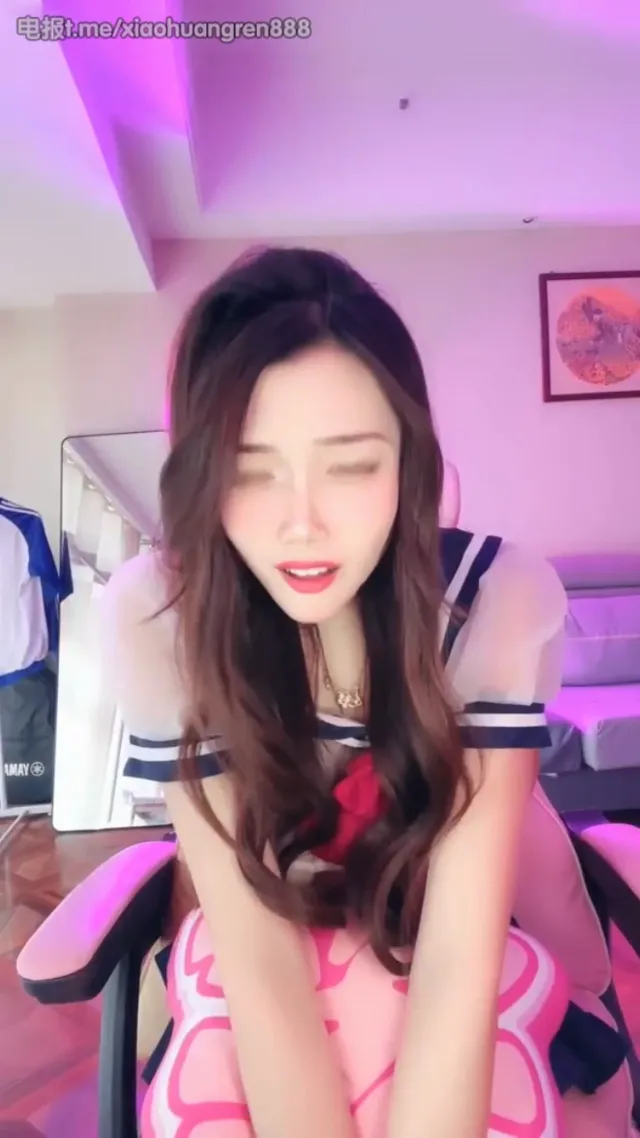 小妲己裸舞：大长腿自慰的诱人视觉