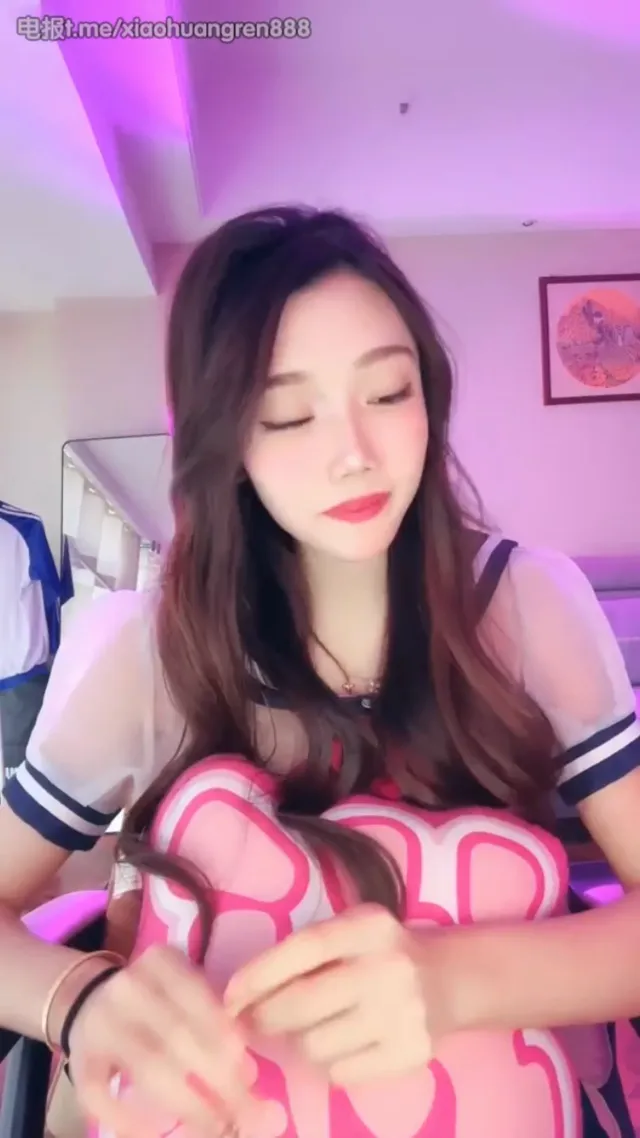小妲己裸舞：大长腿自慰的诱人视觉