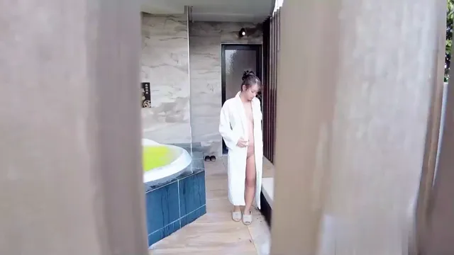 森林中的秘密約會！在大自然中激情做愛！