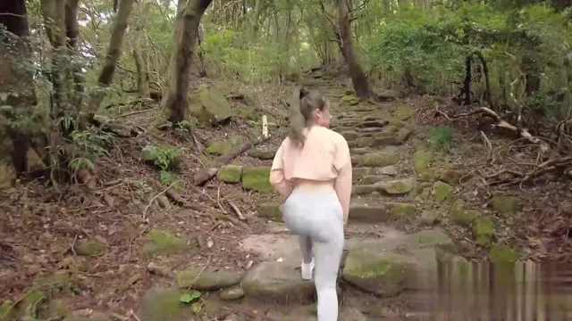 森林中的秘密約會！在大自然中激情做愛！