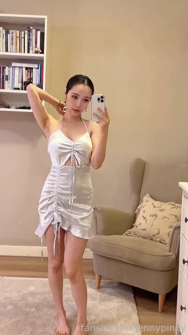 性感人妻自家中玩炮機，淫叫聲不斷騷樣滿點