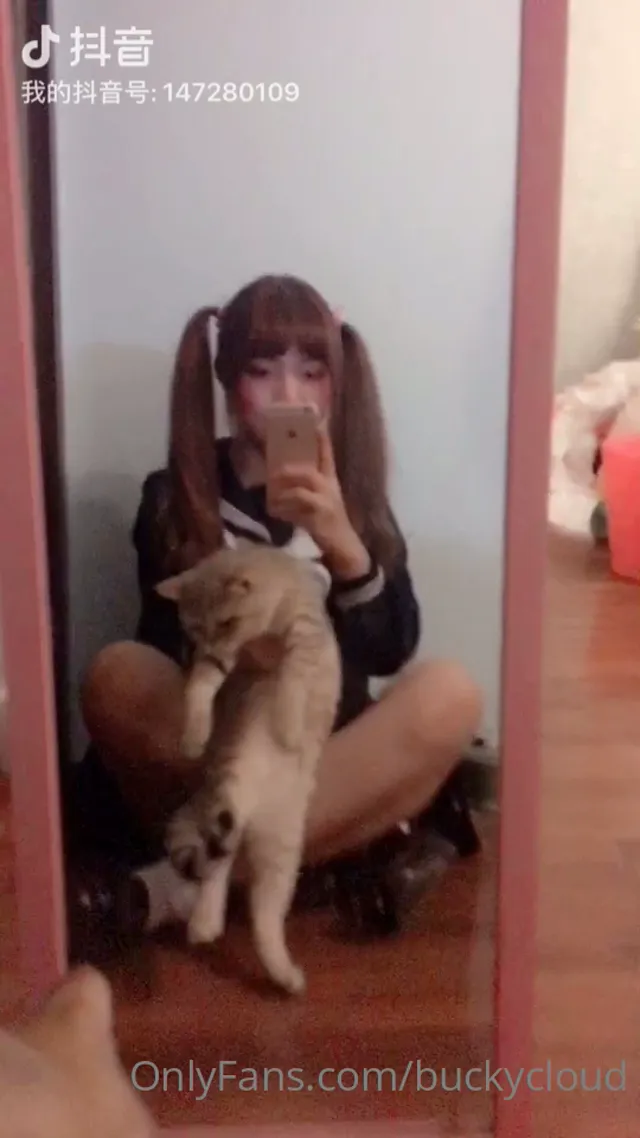 甜美可愛知名網紅onlyfans視頻流出，反差大露臉大露巨乳奶子