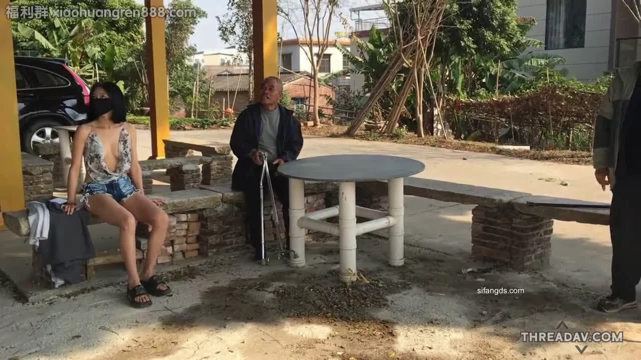 推特露出網紅，大胆露出无视路人 调戏老头大爷