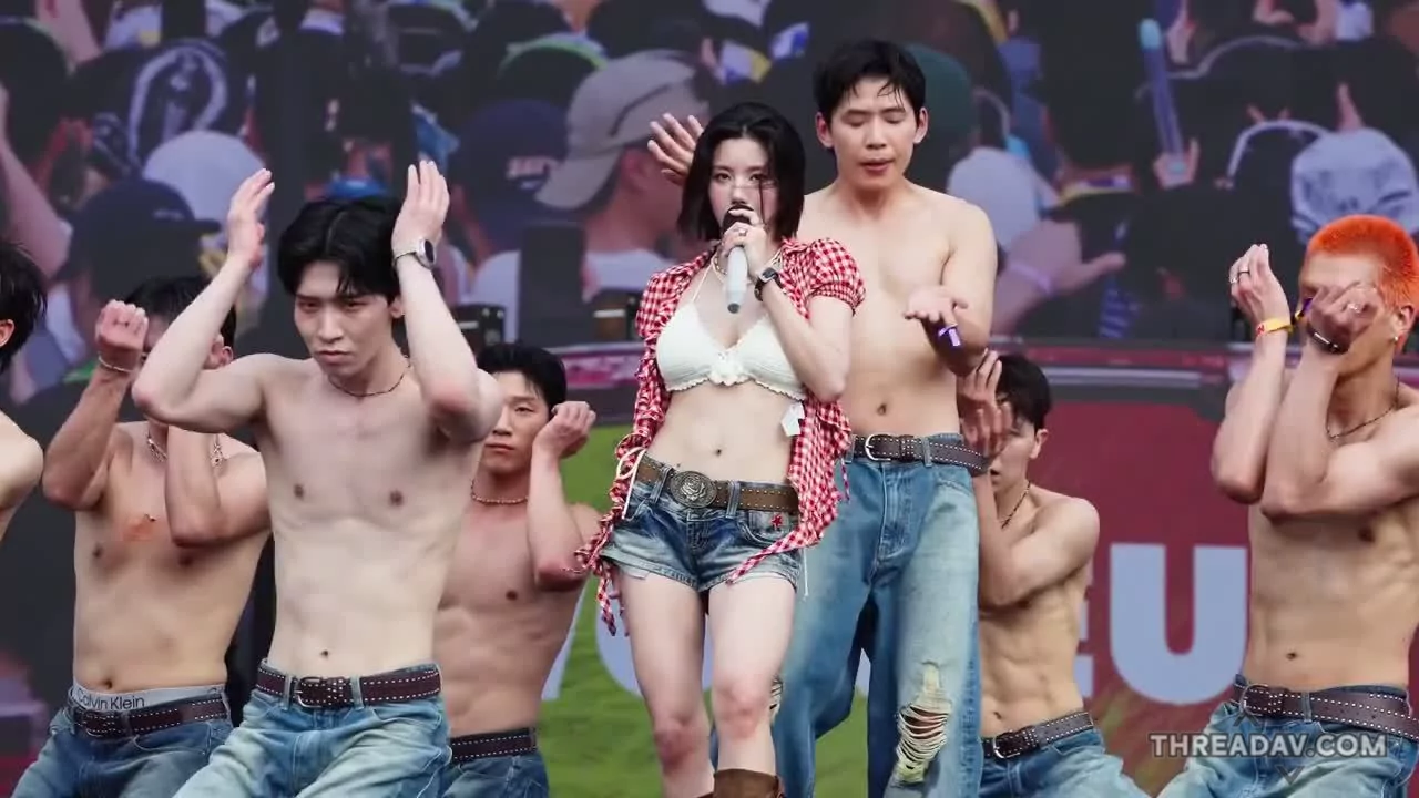 魔鬼身材精盆小母狗权恩妃音乐节上面奶子若隐若现看起来特别迷人
