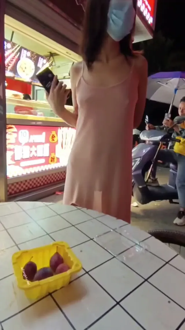 黑丝大长腿小母狗小哪吒大尺度户外露出会员付费福利姬视频曝光