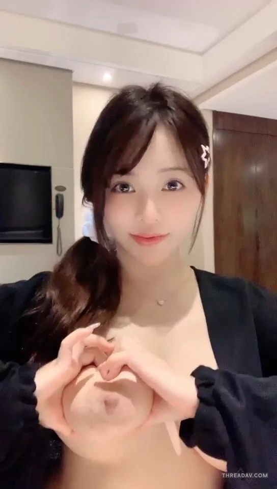 秒杀网红美到爆，拥有堪称绝世的美乳又大又圆，男人心目中的完美尤物