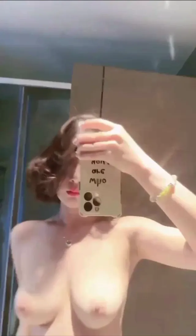 抖音精神小妹王火锅火辣迷人身材人瘦奶子大看着就想操死这个骚逼