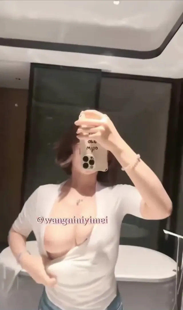 抖音精神小妹王火锅火辣迷人身材人瘦奶子大看着就想操死这个骚逼