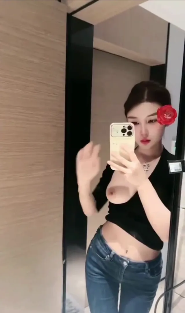 抖音精神小妹王火锅火辣迷人身材人瘦奶子大看着就想操死这个骚逼