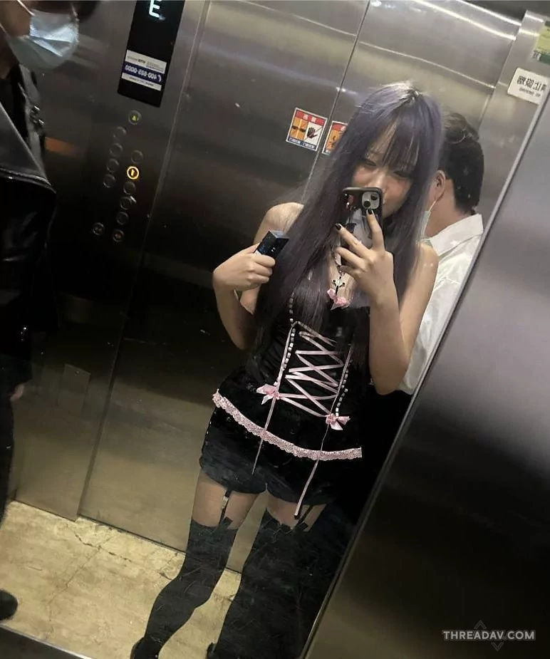 河北精神小妹张芯佳圆润大奶子黑丝女仆装视频曝光