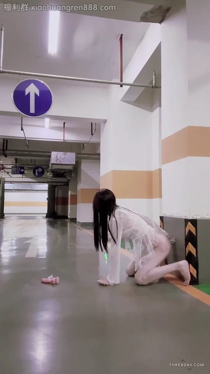 這隻淫蕩的騷貨母狗，白皙模特身材，在路边楼梯间地下车库全裸露出最後被爆菊