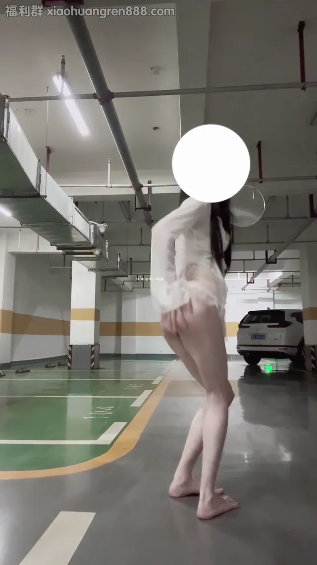 這隻淫蕩的騷貨母狗，白皙模特身材，在路边楼梯间地下车库全裸露出最後被爆菊