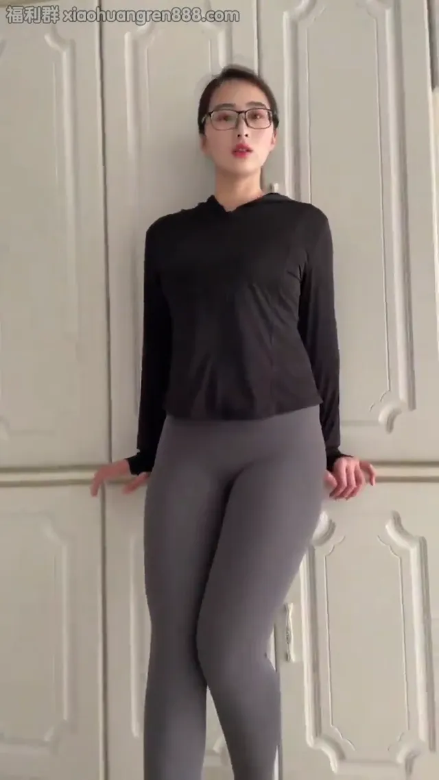抖音眼鏡熟女長美腿穿上丝袜,打炮性爱畫面被中出内射，淫蕩騷樣滿滿