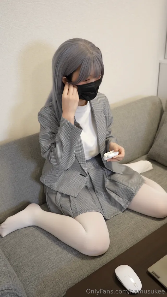 日本极品福利姬，看著她邊抽插邊享受淫蕩的樣子真騷，這身材誘惑真受不了
