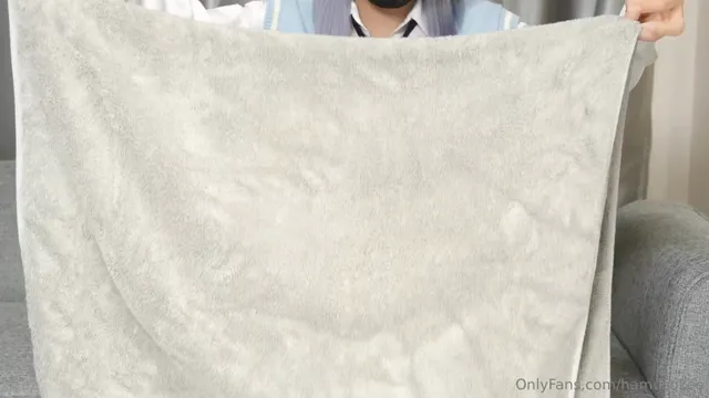 日本极品福利姬，看著她邊抽插邊享受淫蕩的樣子真騷，這身材誘惑真受不了