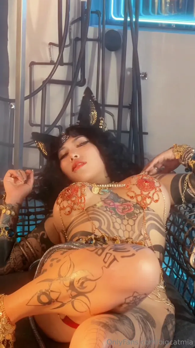 紋身巨乳騷貨母狗鏡頭前騷樣擺弄，身材誘惑真是絕了