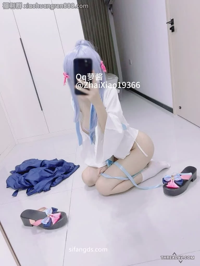 长得越乖玩的越嗨，骚逼就是粉嫩白虎一线天。穿着jk被爸爸后入～被爸爸抓住狗链子操好爽  