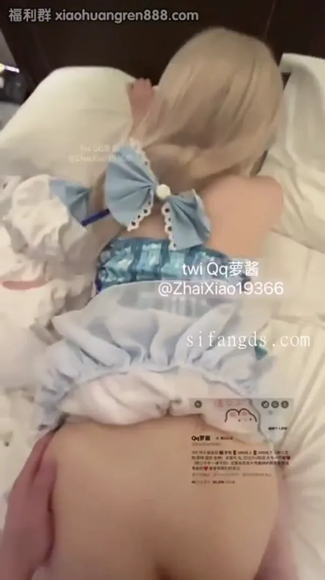 长得越乖玩的越嗨，骚逼就是粉嫩白虎一线天。穿着jk被爸爸后入～被爸爸抓住狗链子操好爽  
