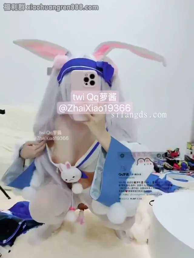 长得越乖玩的越嗨，骚逼就是粉嫩白虎一线天。穿着jk被爸爸后入～被爸爸抓住狗链子操好爽  