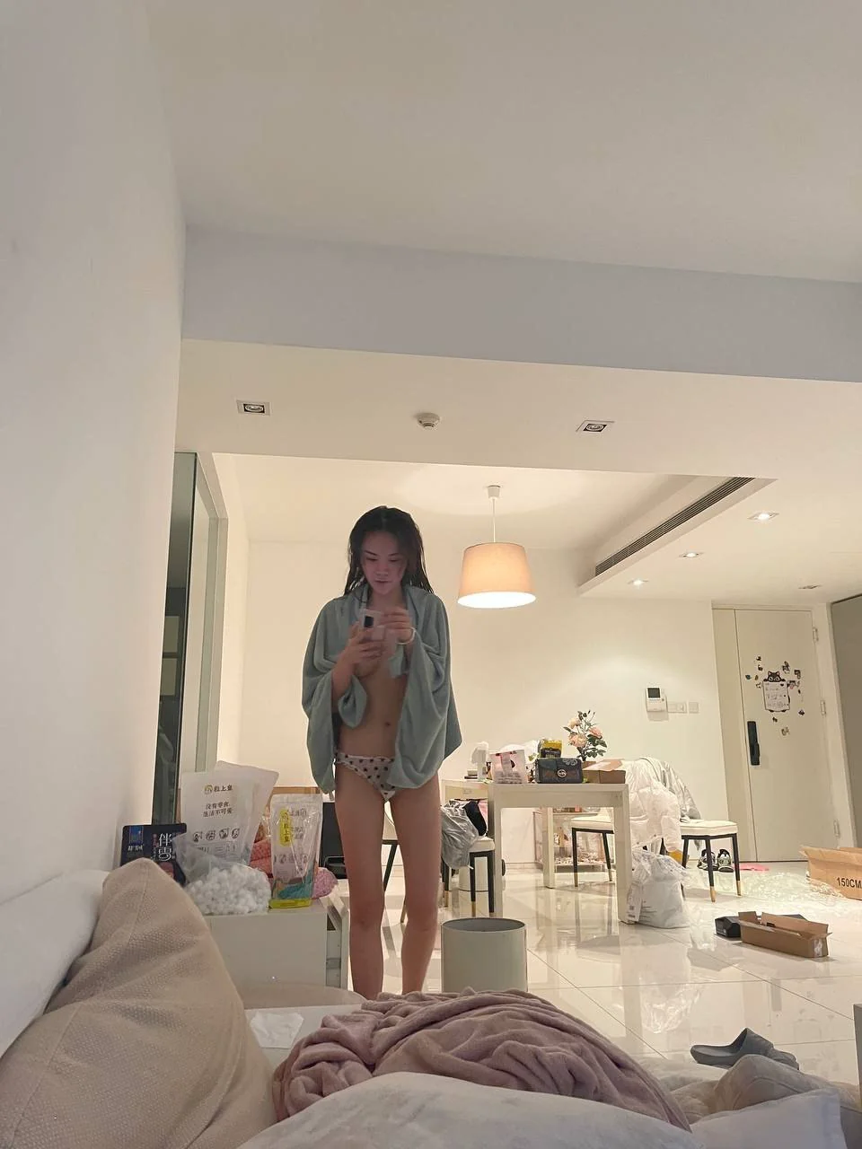 高颜值反差女为了讨好男友甘心身穿女仆装，自己男友用屌玩出白浆