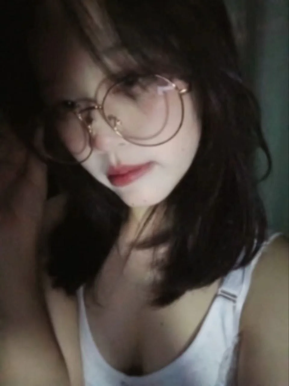 风骚学生妹露脸自拍，岁数不大胸是真大，跳蛋自慰极品嫩穴到处都是淫水