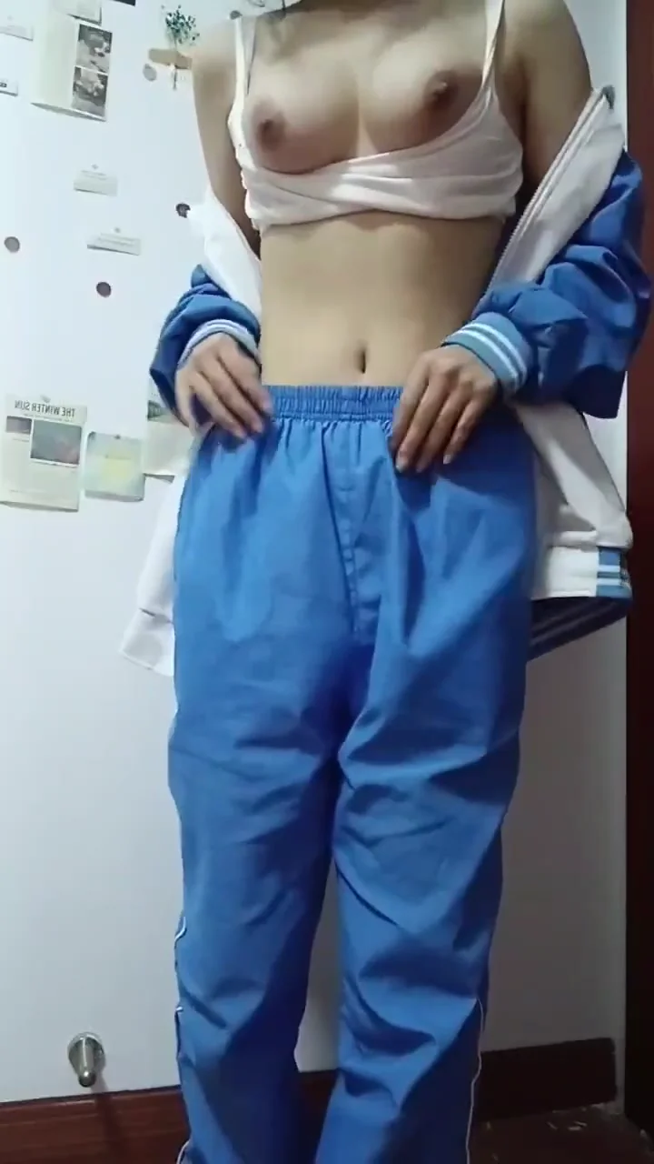 风骚学生妹露脸自拍，岁数不大胸是真大，跳蛋自慰极品嫩穴到处都是淫水 - 自拍視角實錄影片