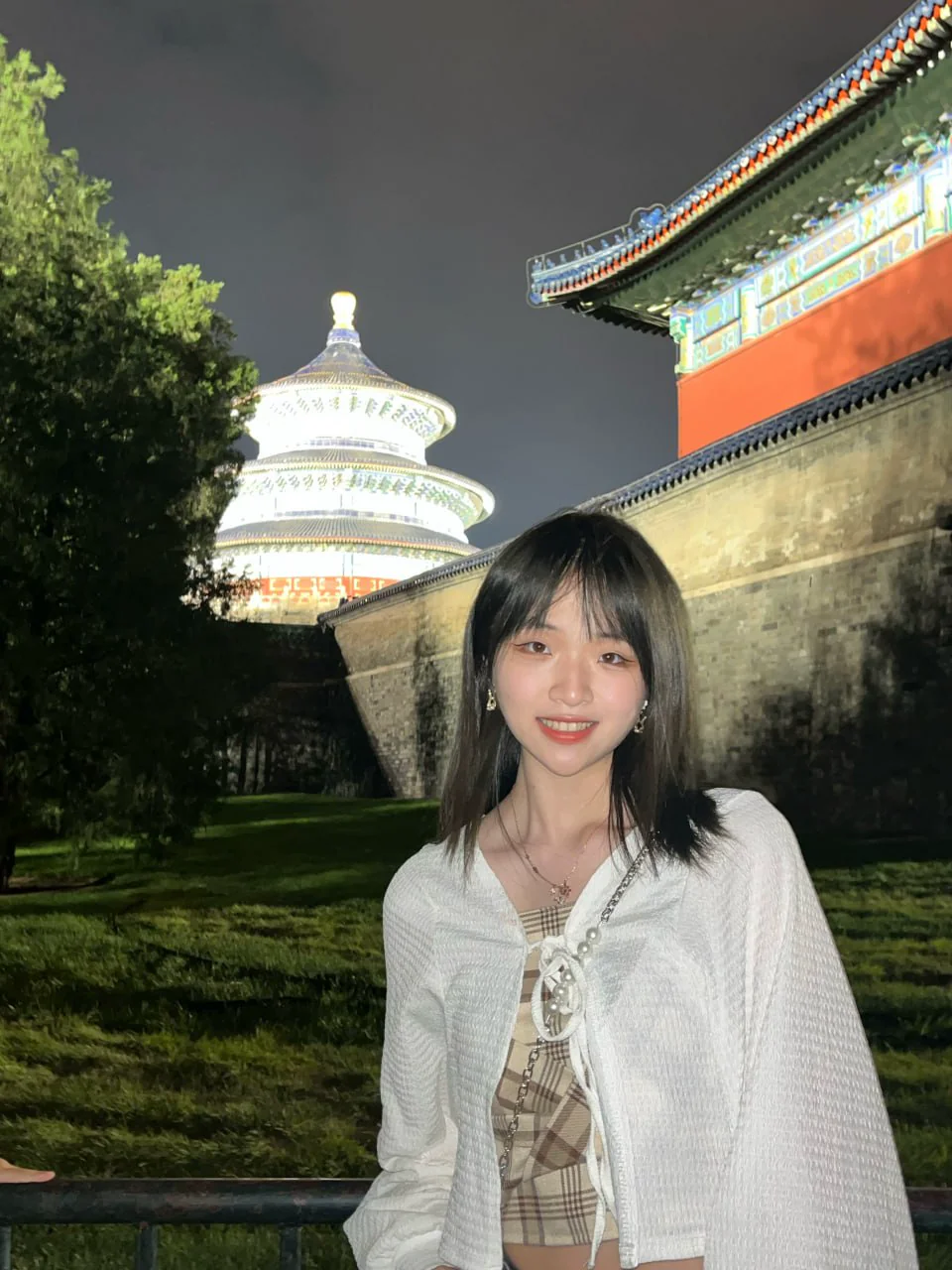 反差贫乳学生穿黑丝做爱，宿舍自拍换衣服，露脸口交