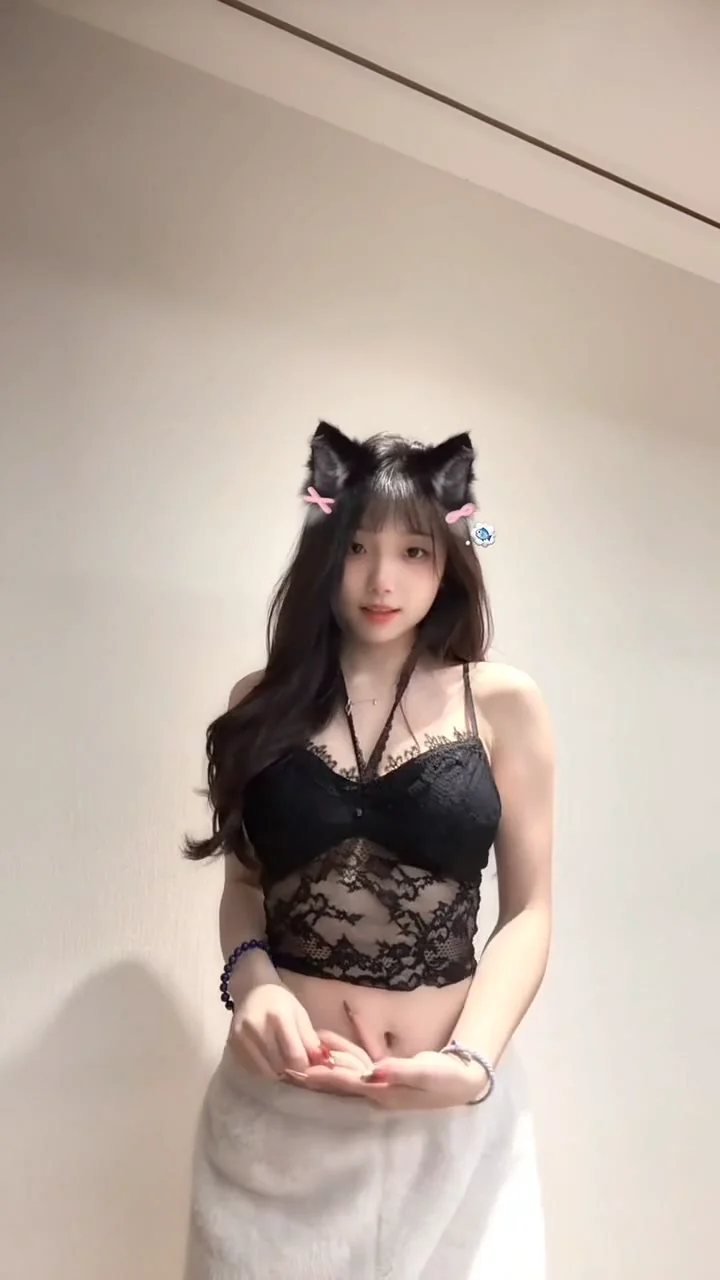 极品学生手指自慰把淫水扣到到处都是，完美露脸在楼梯间被男友后入，