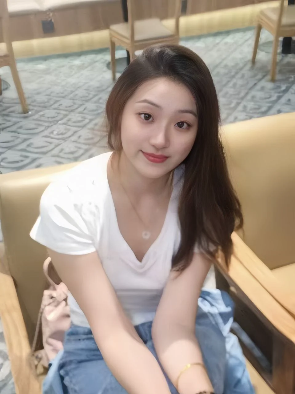 大屁股学生穿情趣内裤被男友大屌后入，高颜值露脸