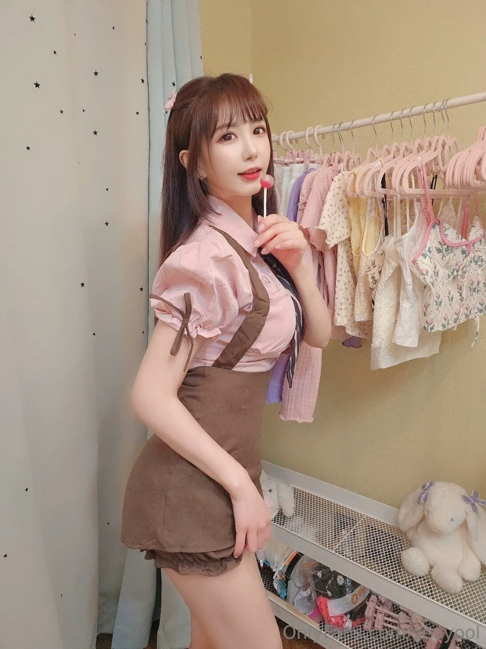 反差健身女神与金主车震露出，巨乳肥臀完美身材，按头口交深喉